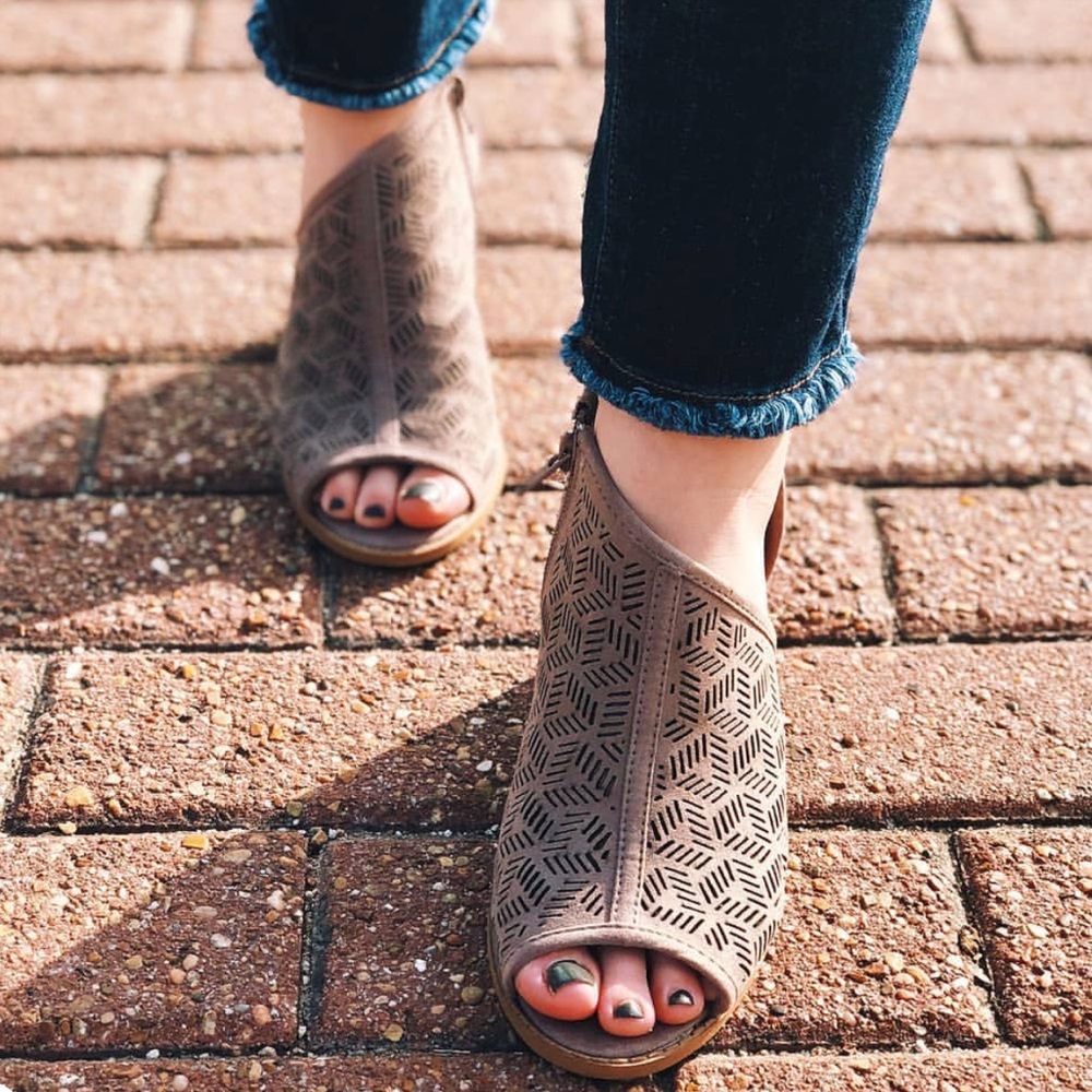 🌸HP🌸Open Toe Side Cut-Out Booties - Picture 4 of 8